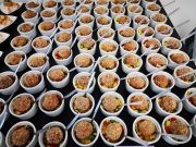 Curry-Hähnchenbällchen auf Paprika-Ananas-Salsa Curry-Hähnchenbällchen auf Paprika-Ananas-Salsa