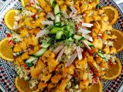 bunter Couscous-Salat mit Hühnchenspießchen