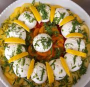 Burratina auf bt. Tomaten-Bett Burratina auf bt. Tomaten-Bett