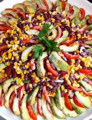 mexikanischer Salat mit gegrillter Avocado