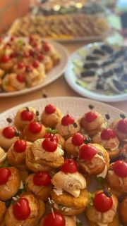 "von der Hand in den Mund"