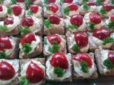 Carreebrothappen mit Artischockencreme/Peppadews Carreebrothappen mit Artischockencreme/Peppadews