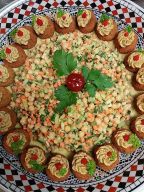 Falafel an israelischem Salat Falafel an israelischem Salat