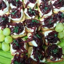 Häppchen mit Ziegenkäse Zwiebelkonfitüre Häppchen mit Ziegenkäse Zwiebelkonfitüre