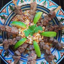 Lammspießchen auf Linsensalat