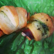 Mini-Croissants mit Parmesan-Pesto-Parmaschinken Mini-Croissants mit Parmesan-Pesto-Parmaschinken