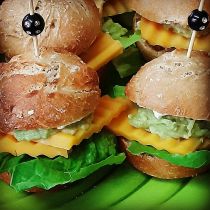 Mini-Rosenbrötchen mit Cheddar und Avocado Mini-Rosenbrötchen mit Cheddar und Avocado